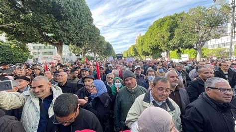 تونس مظاهرات معارضة للرئيس قيس سعيد في الذكرى للثورة