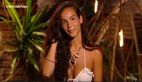 Da alessia marcuzzi vedrà l'ex letterina alessia mancini la cantante bianca atzei, la showgirl cecilia capriotti e la ballerina paola di benedetto. Isola dei Famosi, Paola di Benedetto svela alcuni segreti