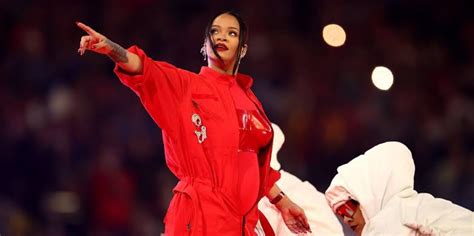 5 marketing lessons rihanna taught us from her super bowl performance
