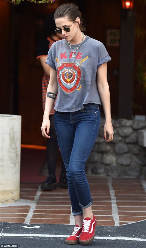 Kristen Stewart Cuts A Casual Figure In A Graphic T Shirt And Jeans Daily Mail Online