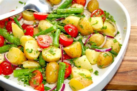 Kartoffelsalat Med Asparges Tomat Og Sennepsdressing Opskrift Kartoffelsalat Med Asparges