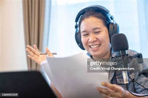 Announcer Desk Photos And Premium High Res Pictures Getty Images