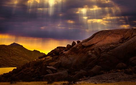 Beautiful Rays Of Sunlight Between The Clouds Scenery Wallpaper