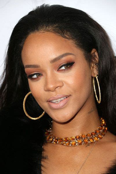 Rihanna Photos Photos The Daily Front Row Fashion Los Angeles Awards