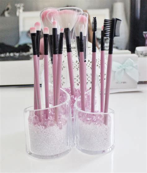 You grab a blush or bronzer from your makeup bag, open it up and reach for a fluffy brush. Journey to Waist Length: DIY makeup brush holder