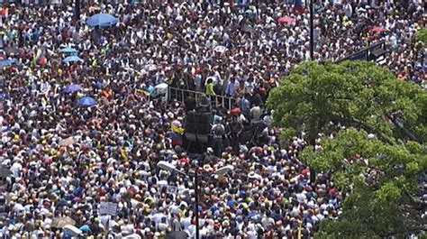 Aunque la alcaldía espera que hoy quede totalmente desbloqueada la ciudad, esta nueva jornada de manifestaciones puede atrasar el objetivo. Manifestaciones en Caracas (Venezuela) el 1 de mayo de 2019 | Noticias del mundo | EITB