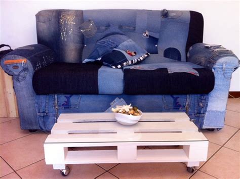 Per i divani multicolori o con fantasie floreali vanno bene, invece, i cuscini caratterizzati da un'unica tinta, al fine di non appesantire troppo l'arredamento. Il divano in jeans - Cose di Casa