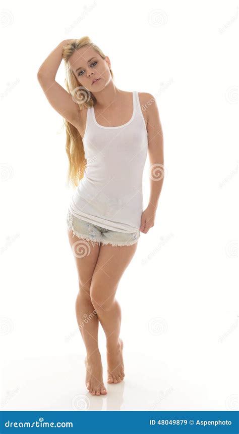 sexy junge blondine im weißen trägershirt und in den kurzen hosen stockbild bild von zauber