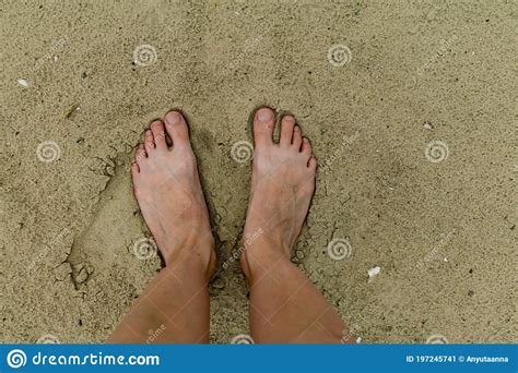 Pies Desnudos Descalzos Sin Zapatos En La Arena En Una Playa De Arena