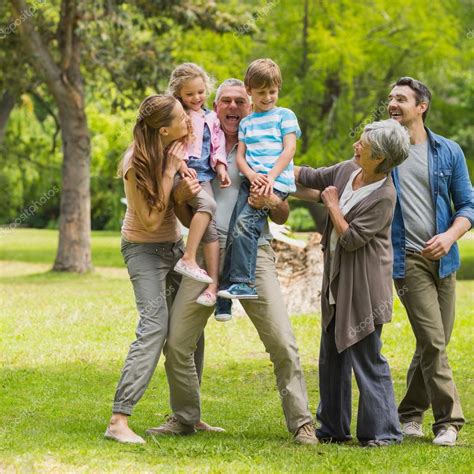 Familia Jugando En El Parque — Foto De Stock © Wavebreakmedia 39190329