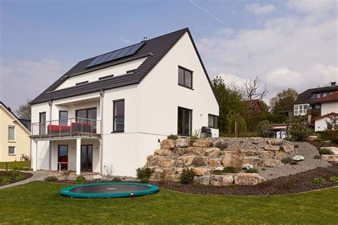 Haus am hang offers a large garden with a children's playground and a sun terrace with barbecue facilities. Modell Hellerberge - Exklusives Fertighaus In Hanglage ...
