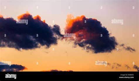 Nubes nubladas de colores fotografías e imágenes de alta resolución Alamy