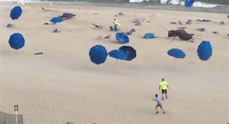 Flying Beach Umbrella Impales And Kills Woman On Virginia Beach Beach Umbrella Virginia Beach
