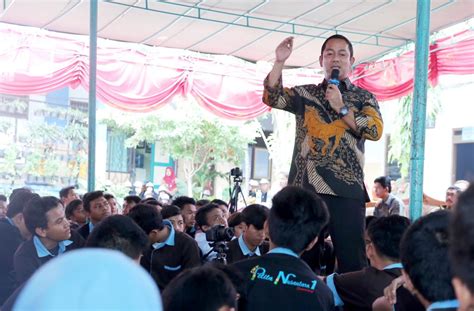 Ada tujuh keuntungan jika masyarakat bergabung ke partai dengan sekretaris jenderal ar adji hoesodo itu. Indonesia Emas 2045, Anak Muda Harus Jadi Pemain Utama ...