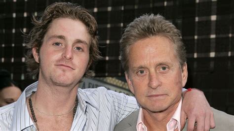 Als sohn von vater kirk douglas und mutter diana dill erlangte er im jahr 2020 als berühmtheit. Michael Douglas' Son Cameron Released From Prison After 7 ...