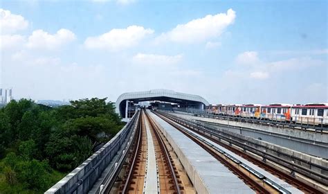 The station are the southern terminus for the sri petaling line and because of different rail system developed on both lines, they do not share the same track and use their own individual track instead. Putra Heights LRT Station - klia2.info