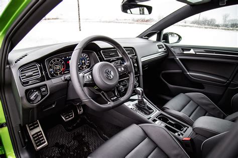 The interior of the new golf r welcomes you with a level of sporty comfort that you can both see and feel. Review: 2018 Volkswagen Golf R | Canadian Auto Review