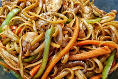 Tallarines Chinos Con Pollo Y Verduras Chinese Noodles Oriental Food
