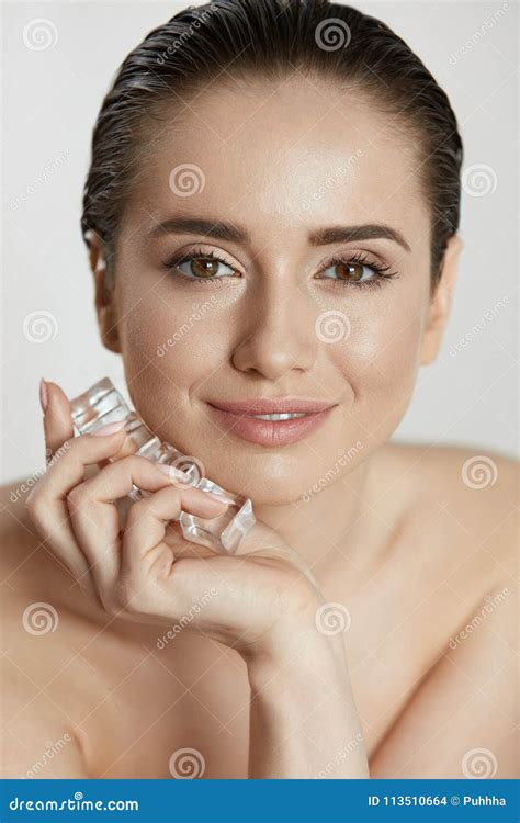 Glace Sur La Peau Femme Faisant Le Traitement De Peau De Visage Photo