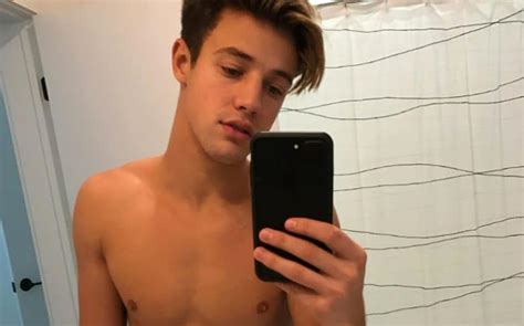 Who Wants To See Cameron Dallas In The Bath Oh Go On Then Meaws Gay Site Providing Cool