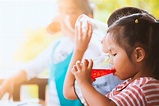 Gruppo di bambini asiatici che bevono acqua succo rosso con ghiaccio da ...
