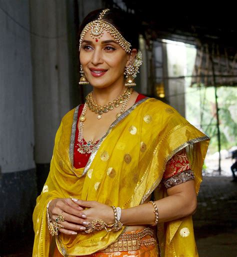 Madhuri Dixit Recreates Madhubalas Iconic Look On Dance Deewane