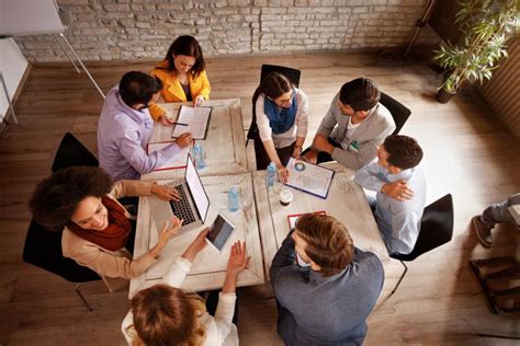 Empleados Trabajando Juntos En La Oficina Mujer Y Hombre De Negocios