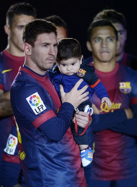 Leo Amb Thiago En Braços Leo Messi Lionel Messi Messi Son