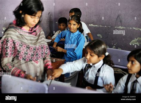 Pakistan School Girls Hi Res Stock Photography And Images Alamy