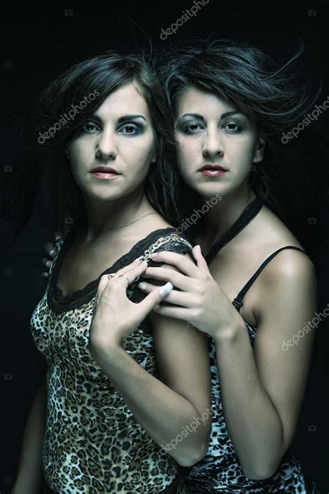 Duas Belas Meninas Sensuais Magras — Fotografias De Stock © Kanareva