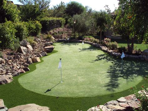 Backyard putting greens and artificial turf. How to Build A Putting Green? - HomesFeed