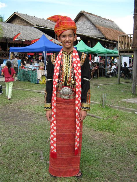 Pakaian adat thailand pada awalnya, thailand tidak memiliki busana tradisional. Gerakkaki-eda: Tadau Keamatan (Pesta Keamatan)