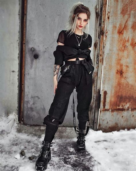 𝐌𝐀𝐅𝐈𝐀 𝐆𝐈𝐑𝐋 𝐅𝐀𝐊𝐄 𝐍𝐄𝐑𝐃 𝐎𝐍 𝐇𝐎𝐋𝐃 Bad Girl Outfits Edgy Outfits Cool