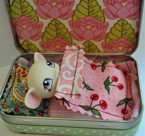 How to make a doll dogbed or lps dog bed things. Summer Soiree: Altoid Tin Dollhouses - Laura K. Bray Designs
