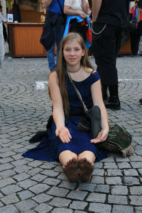 Barfuss Auf Dem Tff In Rudolstadt By Burkhard55 Barefoot Girls Girl Soles Sexy Feet
