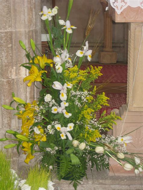 Al centro, si devono sistemare i tre girasoli, poichè sono gli elementi più alti ed andranno a costituire il centro focale della composizione. Arte Floreale per la Liturgia: Composizioni floreali ...