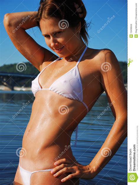 Close Up Van Vrouw In Natte Bikini Stock Foto Image Of Jong