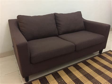 Selain sebagai tempat untuk duduk dan bersantai, desain pada sofa yang beragam juga membuatnya dapat mempercantik ruangan. Most Wanted Harga Sofa 2 Seater Informa Meja Minimalis ...