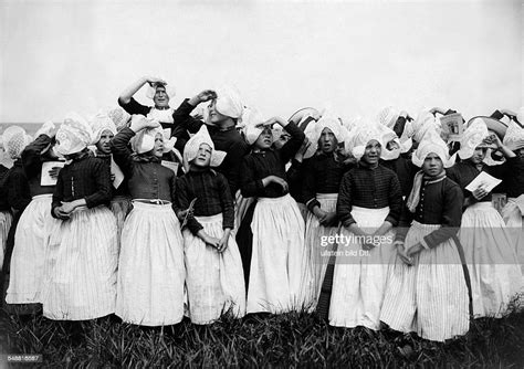 dutch girls in traditional dress 1910 photographer frankl news photo getty images