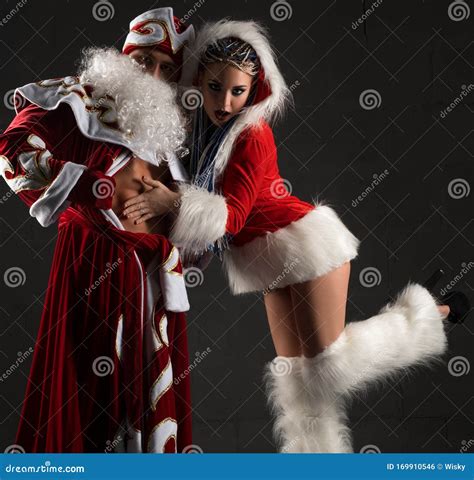 Sexy Snow Maiden Che Flirta Con Santa Clause Fotografia Stock