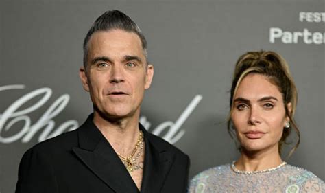 Robbie Williams Zuckt Zusammen, Als Seine Frau Zusieht, Wie Er Eine