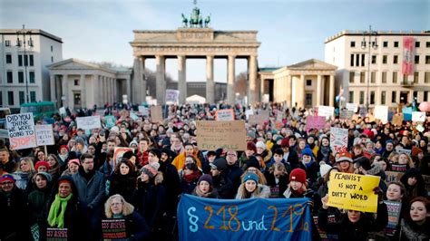 Berliner Women's March: Tausende protestieren für mehr Frauenrechte