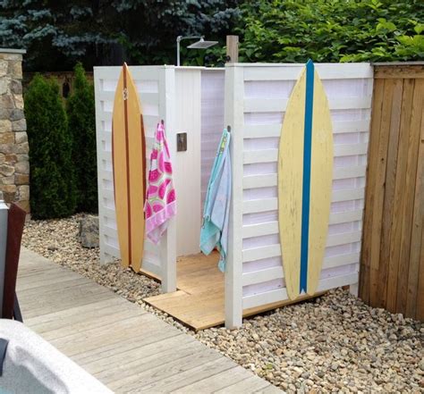 Cute Beachy Outdoor Shower With Surfboard Accents Bagno Esterno