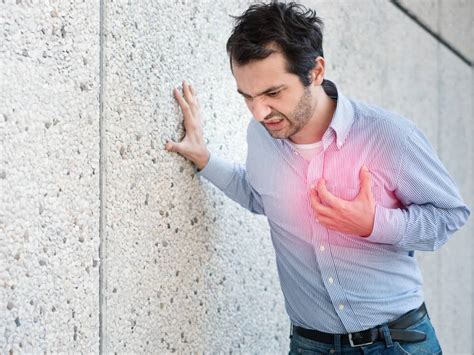 Perhatikan dan raba untuk memeriksa apakah ada perubahan tertentu pada payudara. Sakit Dada Sebelah Kiri? Ini 8 Penyebab Utamanya