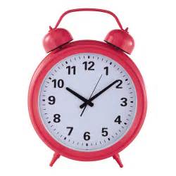 Deze mooie wekker mag niet ontbreken op de slaapkamer van een echte fan. Roze wekker Big clock | Maisons du Monde