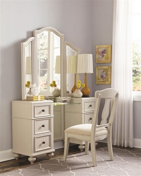 Below are some small bedroom space ideas to help when creating your next small bedroom layout this idea is also appealing if you don't have the closet space to hold extra furniture. Vanity table with tri fold mirror - elegant bedroom ...