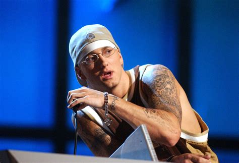 FAMOUS STARS OF THE WORLD: Eminem