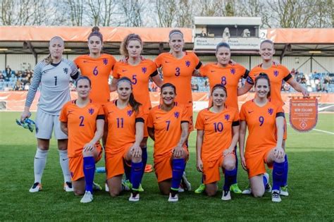 In een goed gevulde gelredome, met ruim 24.000 toeschouwers, trapt het nederlands elftal af voor de ek kwalificatiewedstrijd tegen slovenië. Selectie OranjeLeeuwinnen