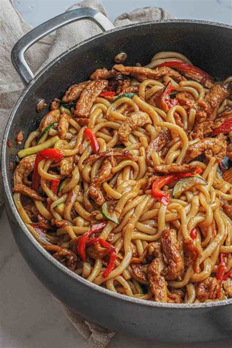 Udon Noodles With Veggies And Soy Curls Vegan Noodles Recipes Zucchini