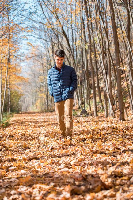 Teenager Spaziert An Einem Herbsttag Allein Durch Den Wald — Alter